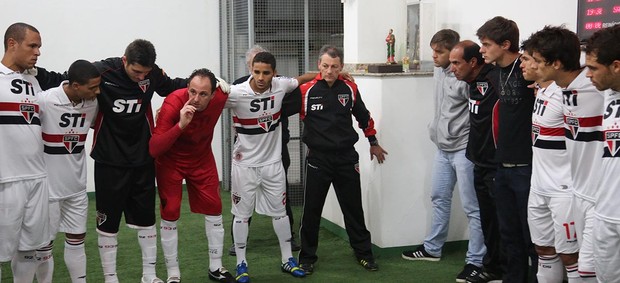 Rogério Ceni e jogadores do São Paulo (Foto: Rubens Chiri / saopaulofc.net)