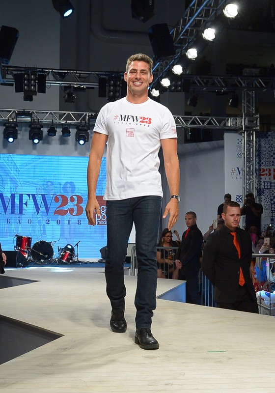 Cauã Reymond foi ovacionado na passarela do Mega Polo Moda nesta terça-feira (Foto: AG. News)