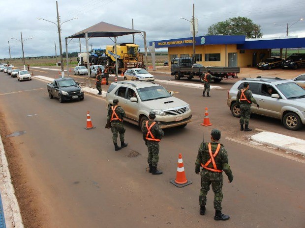 Militares em atividade em rodovia de acesso à fronteira (Foto: Gabriela Pavão/ G1 MS)