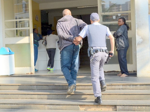 Vigilante bancário, de 38 anos, foi preso por tráfico de drogas na manhã deste sábado (15) (Foto: Fernanda Zanetti/G1)