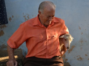 Aposentado abraça ovelha de estimação em Piracicaba (Foto: Fernanda Zanetti/G1)
