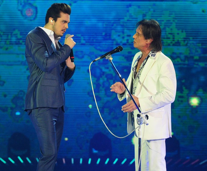 Luan Santana em dueto com Roberto Carlos (Foto: Globo / João Cotta)