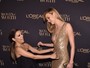 Eva Longoria e Karlie Kloss brincam com diferença de altura entre elas