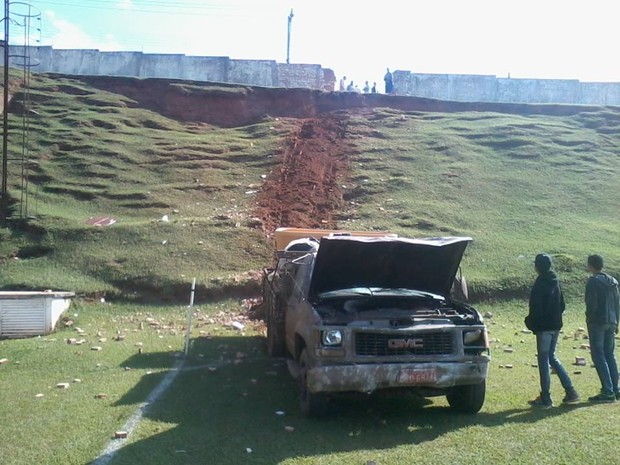Caminhão desceu um barranco de 20 metros após quebrar o muro  (Foto: Marcos da Silva Luiz)