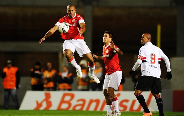 Rodrigo Moledo e Índio em jogo contra o São Paulo (Foto: Diego Guichard / GLOBOESPORTE.COM)