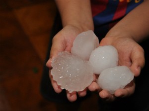 Tempestade com pedras de gelo em Corbélia durou cerca de 15 minutos (Foto: Divulgação / Defesa Civil)