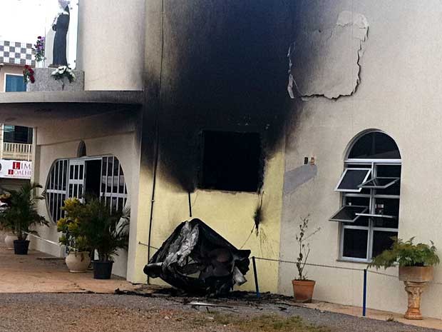 Paredes da igreja de Santa Rita de Cássia foram atingidas por um incêndio, na tarde desta sexta-feira (17) (Foto: Isabella Melo/G1)