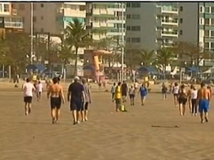 Turistas e moradores de Balneário Camboriú aproveitaram para fazer caminhadas (Foto: Reprodução RBS TV)