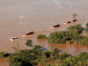 Caminhões com destino ao Acre cruzam a BR-364 inundada pelas águas do rio Madeira (Foto: (Agência de Notícias do Acre/Divulgação)