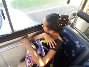 Na janela do ônibus, Larissa sonha com as ruas de Miami e Nova York (Foto: Leandro Nossa / G1 ES)