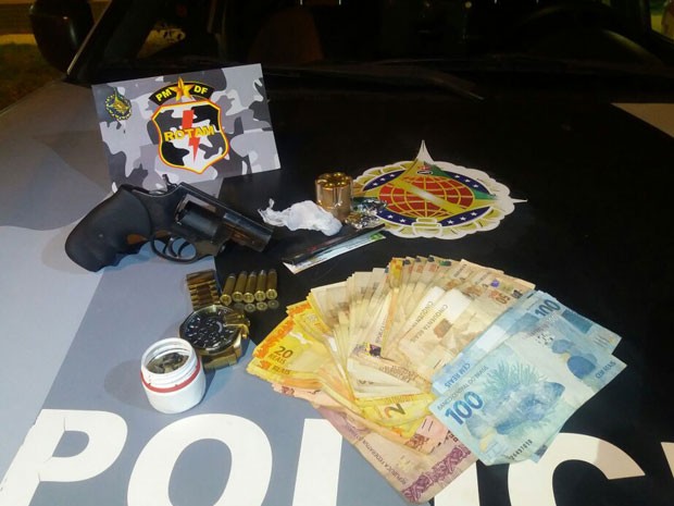 Dinheiro, arma e munição apreendidos no DF (Foto: Polícia Militar/Divulgação)