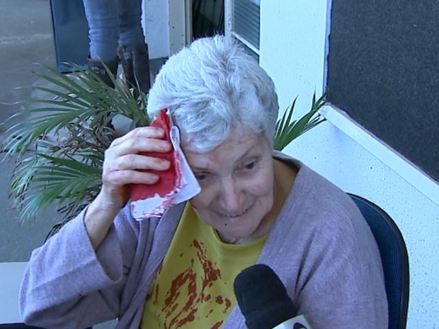 Aposentada de 70 anos ficou ferida após escorregar em santinhos em São Carlos (Foto: Marlon Tavoni/ EPTV)