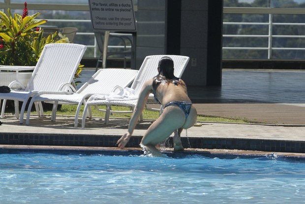 Priscila Fantin curte piscina de hotel com marido no RJ (Foto: Onofre Veras / FotoRioNews)