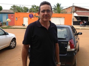 Professor de geografia foi a um dos locais onde prova do Enem é aplicada para incentivar alunos, em Porto Velho (Foto: Êrica Blanc/TV Rondônia)