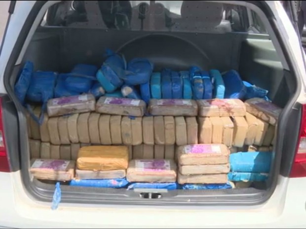 PM encontrou no porta-malas do carro 179 tijolos de cocaína e 12 de crack (Foto: Reprodução/EPTV)