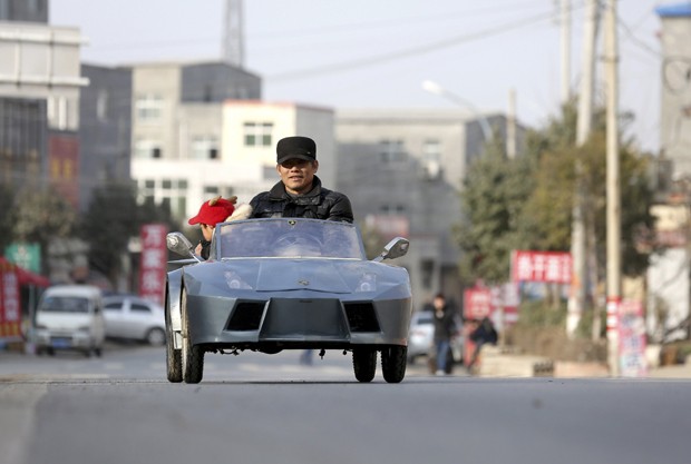 Fazendeiro chinês demorou 6 meses e gastou cerca de R$ 2 mil para constuir réplica de Lamborghini para o neto (Foto: China Daily/Reuters)