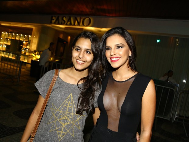 Mariana Rios posa com fã em frente a hotel na Zona Sul do Rio (Foto: Marcello Sá Barreto/ Ag. News)