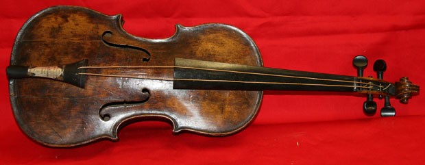 Violino de maestro do Titanic é encontrado 101 anos após o naufrágio (Foto: Henry Aldridge/AP)