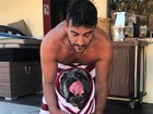 André Marques posa sem camisa com a cachorra