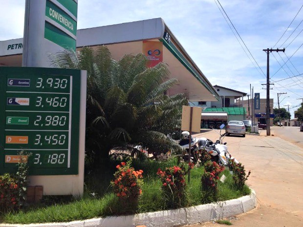 Gerência do Posto Tropical, em Rio Branco, afirmou que houve um "equívoco" na hora de modificar o preço (Foto: Aline Nascimento/G1)