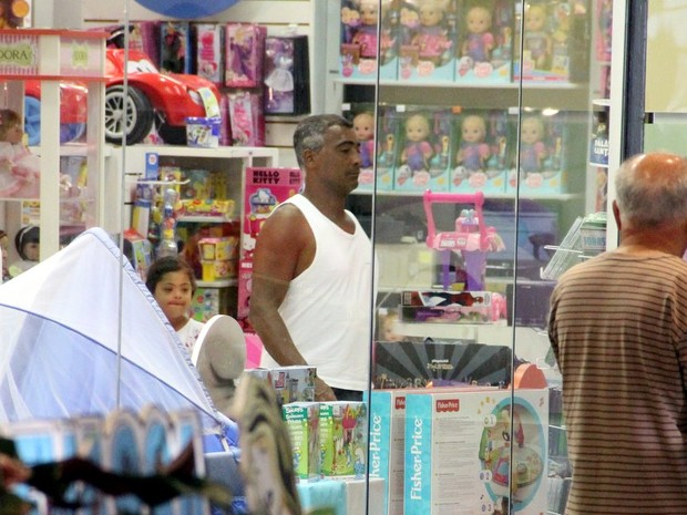 Romário com a filha em shopping do Rio (Foto: Marcos Pavão/AgNews)