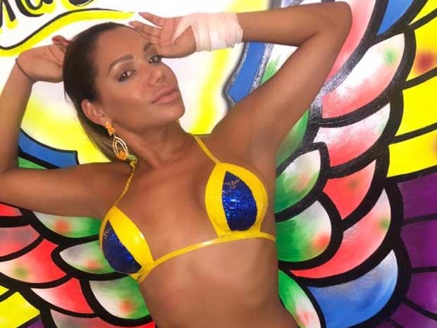 Ana Paula Evangelista atualiza marquinha com biquíni de fita (Foto: Divulgação) Ana Paula Evangelista atualiza marquinha com biquíni de fita (Foto: Divulgação)