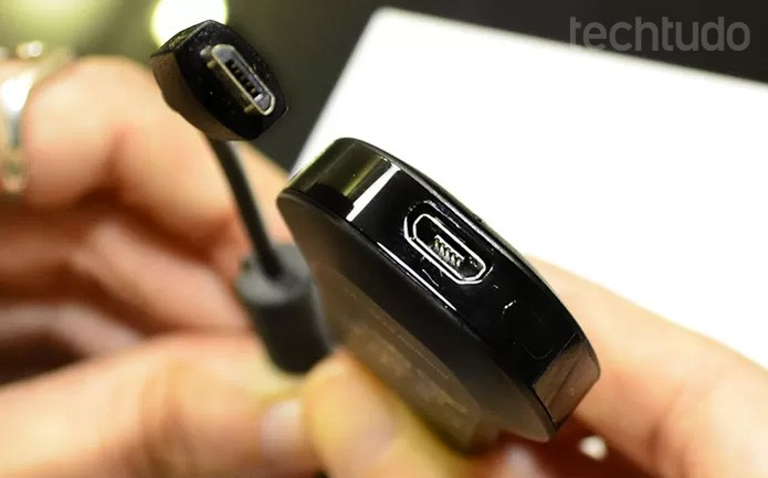 Conecte o lado menor do cabo USB menor na base do Chromecast (Foto: Barbara Mannara/TechTudo) Conecte o lado menor do cabo USB menor na base do Chromecast (Foto: Barbara Mannara/TechTudo)