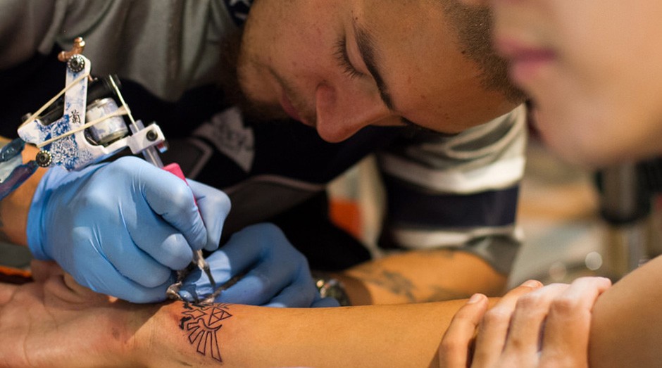 tatuador, tatuagem, pigmentação (Foto: Wikicommons)