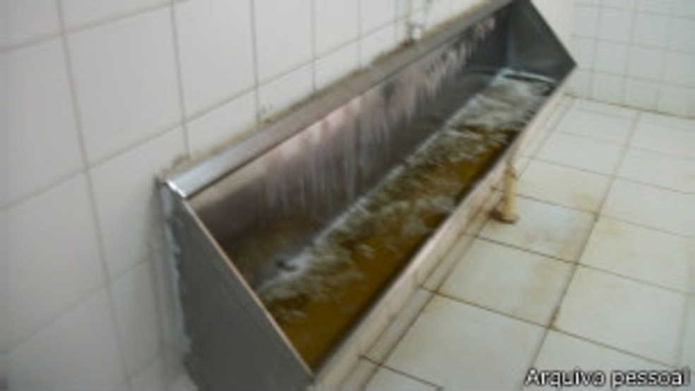 Condições sanitárias em alojamento em Angola eram precárias, segundo operários (Foto: Arquivo pessoal)