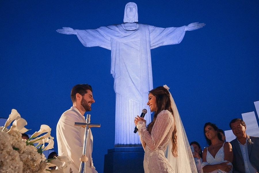 Alok e Romana Novais se casam aos pés do Cristo Redentor, no Rio de Janeiro (Foto: Reprodução/Instagram) Alok e Romana Novais se casam aos pés do Cristo Redentor, no Rio de Janeiro (Foto: Reprodução/Instagram)