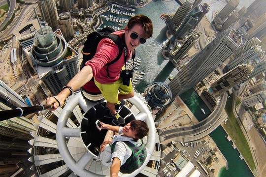 Russos fazendo uma selfie em Dubai (Foto: Alexander Remnev)