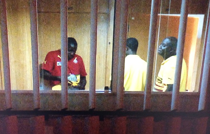 jogadores de Gana recebendo o dinheiro no hotel (Foto: Almir de Queiroz / TV Globo)