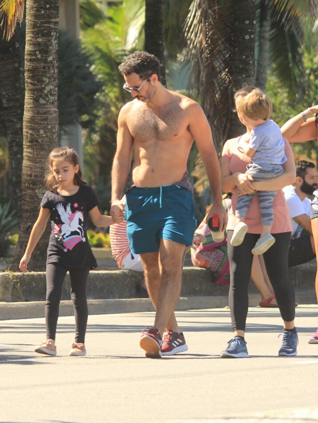 Mouhamed Harfouch passeia com a família no Rio (Foto: JC Pereira /  AgNews)