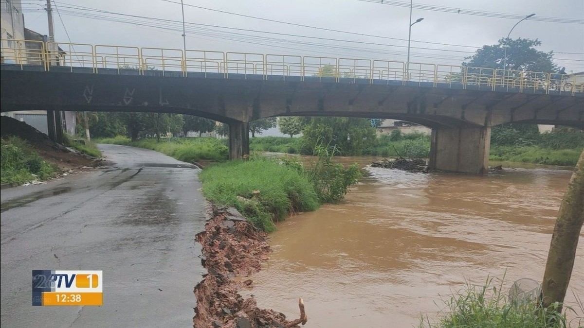 Chuva faz acostamento ceder e interdita avenida em Itajubá MG Sul de