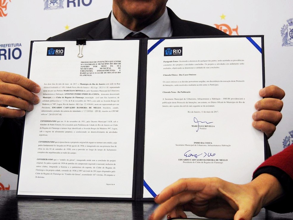 Contrato assinado por Flamengo e prefeitura (Foto: GloboEsporte.com)