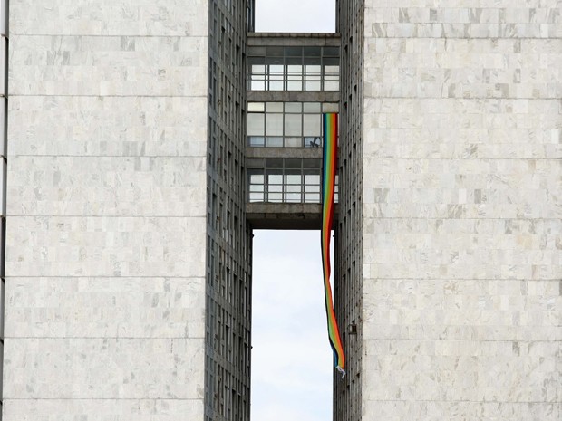 Bandeira do movimento gay pendurada em janela do prédio do Congresso Nacional (Foto: Sérgio Lima / Folhapress)