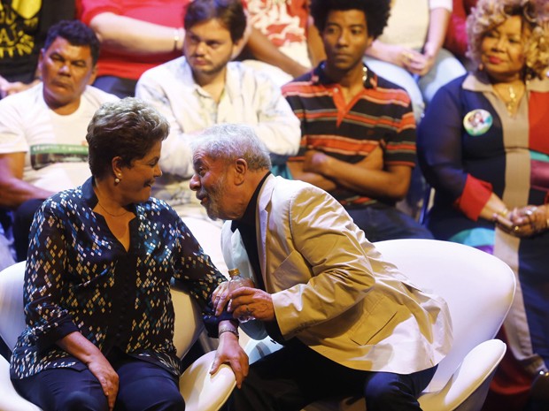 Dilma e Lula durante encontro com artistas e intelectuais no Rio de Janeiro (Foto: Ricardo Moraes/Reuters)