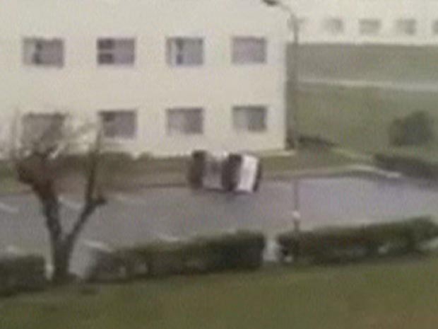 Carro é arrastado por tufão no Japão (Foto: BBC)