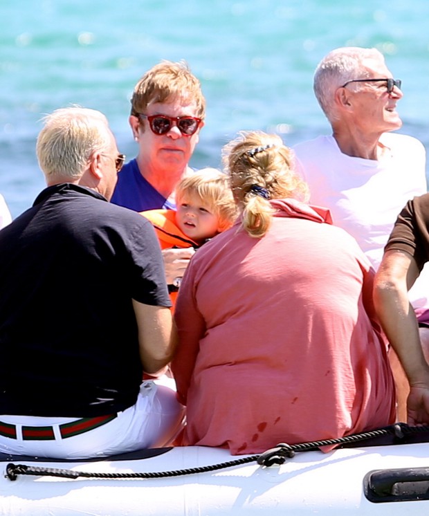 EGO Elton John passeia de barco com os filhos em Saint Tropez notícias de Famosos