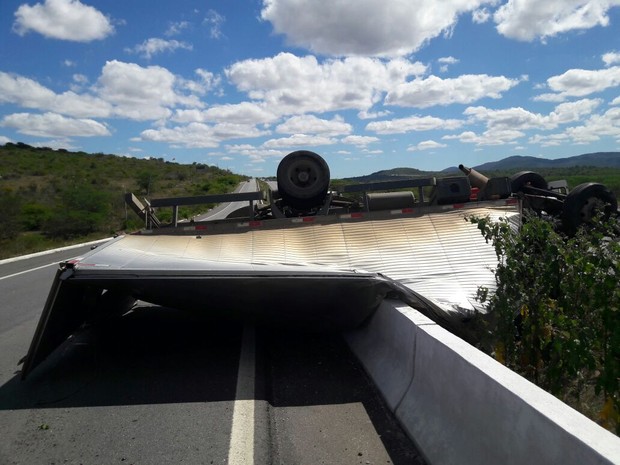 Duas pessoas ficaram feridas após caminhão colidir em mureta (Foto: Divulgação/PRF)