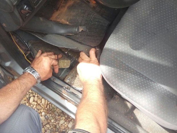 Droga estava escondida no assoalho do carro (Foto: Divulgação/Polícia Rodoviária)