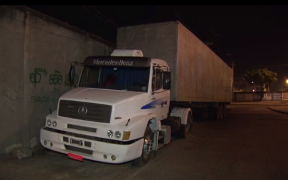 Droga estava dentro de caminhão em depósito (Foto: Reprodução / TV Globo)