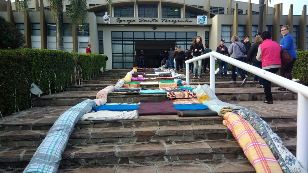Um dos tapetes é feito com 130 cobertores que serão doados para pessoas carentes  (Foto: Victor Hugo Bittencourt/RPC)