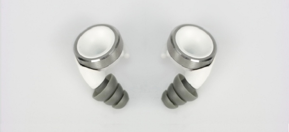 Fone tem modo de isolamento para reduzir até 30 decibéis de ruídos do ambiente (Foto: Divulgação/Knops)