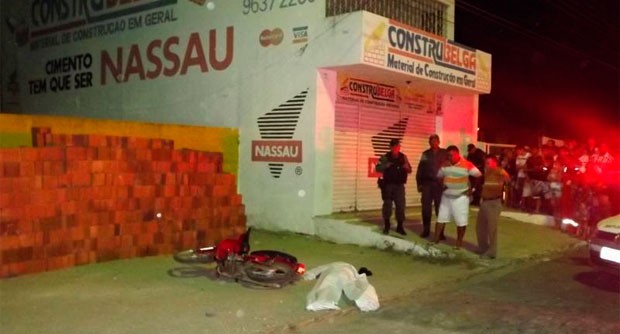 Adolescente assassinado estava de moto; veículo não foi levado pelos criminosos (Foto: Marcelino Neto)