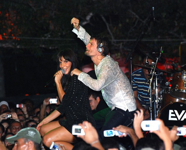 Ivete Sangalo e Saulo Fernandes cantando juntos em show (Foto: Divulgação / Rafa Farias) Ivete Sangalo e Saulo Fernandes cantando juntos em show (Foto: Divulgação / Rafa Farias)
