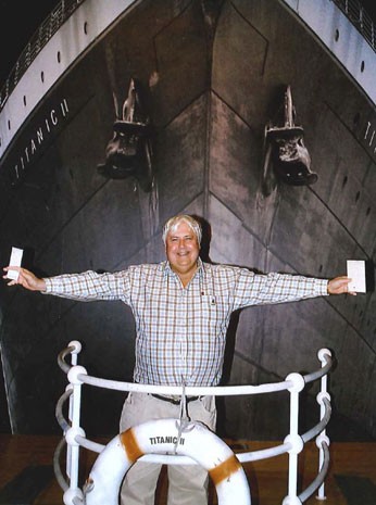 Foto de abril de 2012 mostra o bilionário australiano Clive Palmer posando em frente a uma imagem que representa artisticamente o Titanic ll em Los Angeles.  (Foto: AP Photo/Crook Publicity)