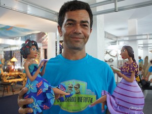 Gilson Galdêncio exibe suas criações favoritas: as bonecas leitoras, feitas com cabaça, arame, saco plástico e resina plástica (Foto: Krystine Carneiro/G1)