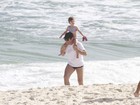 Cantor Daniel curte praia com a filha e a mulher