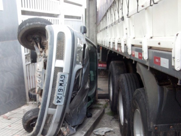 Carreta bateu em carro e em seguida em atingiu uma casa (Foto: Douglans Santos/Divulgação) Carreta bateu em carro e em seguida em atingiu uma casa (Foto: Douglans Santos/Divulgação)